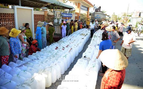 Gần 3.500 hộ với gần 18.000 nhân khẩu ở xã Tân Phước, huyện Gò Công Đông (Tiền Giang) đang thiếu nước sinh hoạt trầm trọng. Người dân phải dùng can nhựa, xếp hàng chờ lấy nước từ các xe nước ở TP Hồ Chí Minh mang về cứu trợ. 