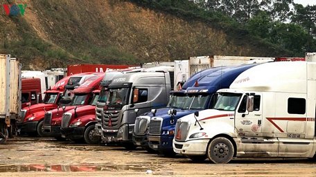 Hàng nghìn xe hàng nông sản chờ thông quan tại khu vực cửa khẩu.