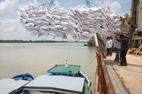 Bốc xếp gạo xuất khẩu tại cảng Nhà Bè. Ảnh: Đình Huệ/TTXVN.