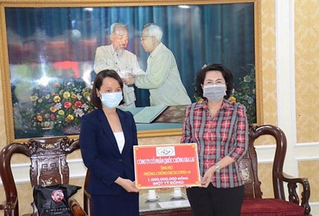 Bà Tô Thị Bích Châu (bìa phải), Chủ tịch Ủy ban MTTQ Việt Nam TP Hồ Chí Minh nhận biểu trưng của doanh nghiệp ủng hộ công tác phòng chống dịch COVID-19.