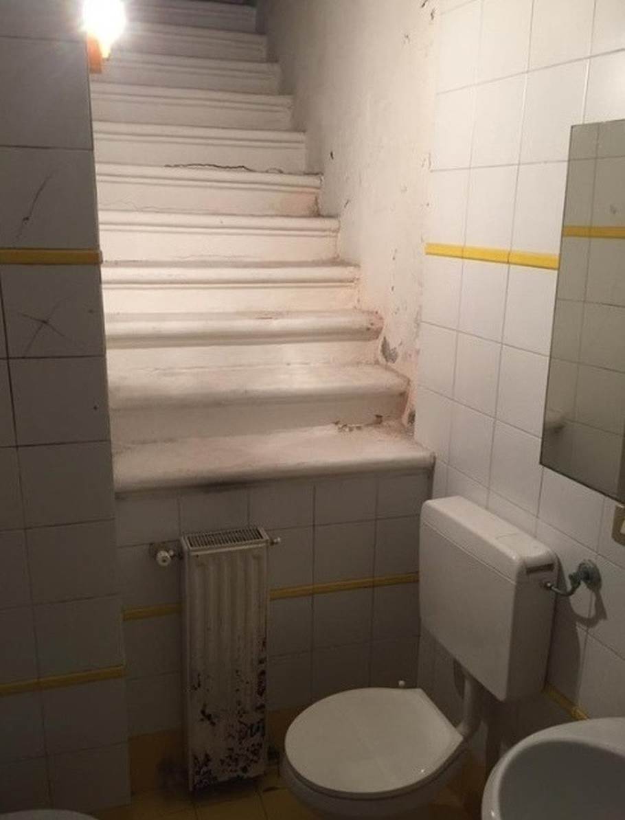 Chiếc cầu thang khó hiểu đặt trong nhà vệ sinh.