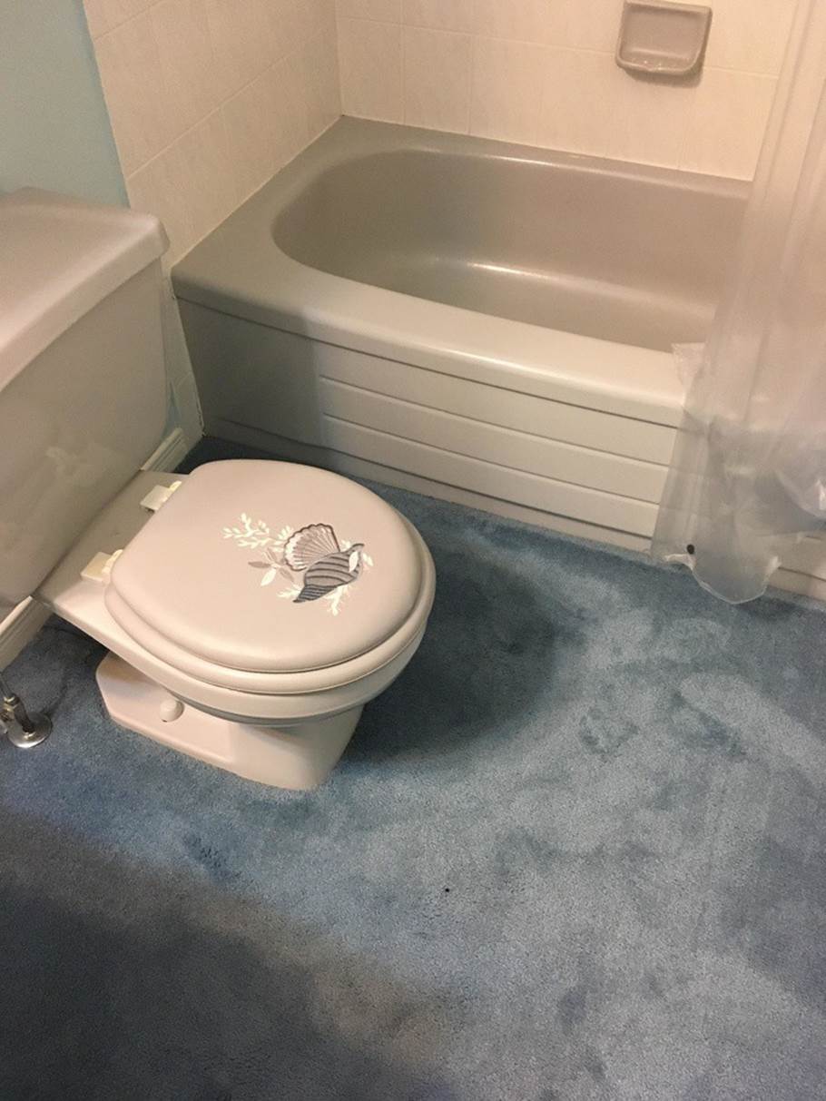 Chủ nhân ngôi nhà nghĩ gì khi trải thảm trong phòng tắm.