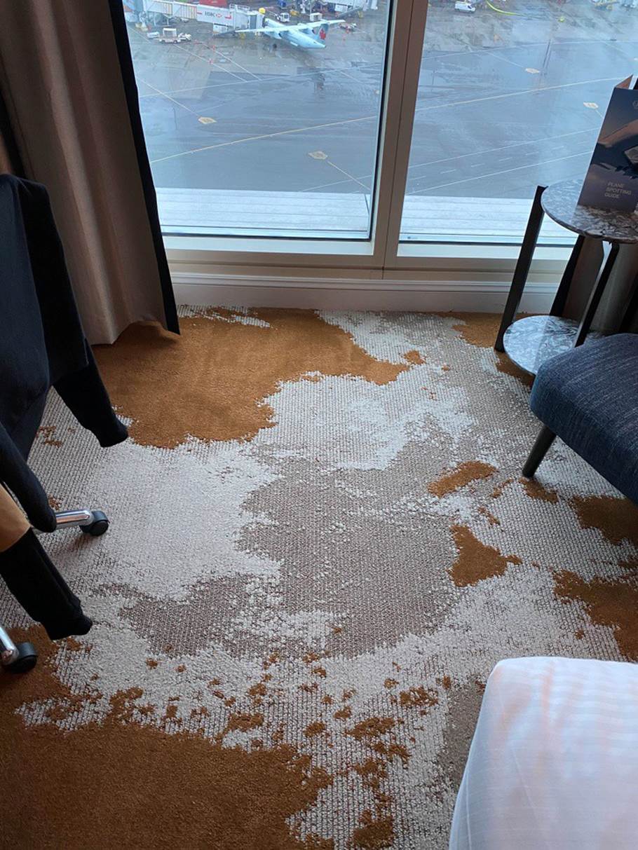 Tấm thảm mới của khách sạn với họa tiết trông giống như đã bị cũ sờn lắm rồi.