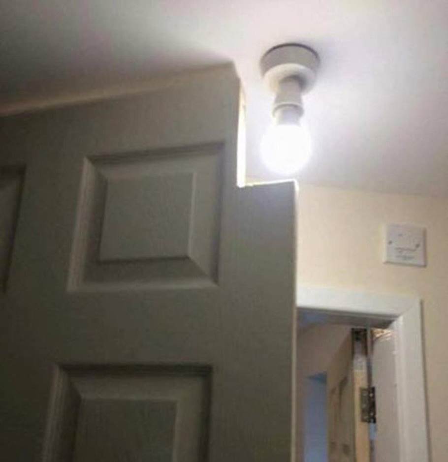 Chỉ vì cái đèn được lắp một cách ngớ ngẩn mà cánh cửa phải khoét một ô mới có thể mở.