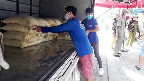 Dòng gạo từ các nơi đổ về “ATM”- chung tay hỗ trợ các hoàn cảnh khó khăn mùa dịch bệnh.