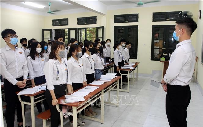 Học sinh trường THPT Lê Quý Đôn, thành phố Thái Bình trong ngày đầu đi học trở lại (ngày 20/4/2020). Ảnh: Thế Duyệt/TTXVN