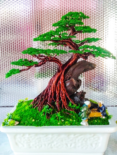 Trải qua rất nhiều công đoạn mới hoàn thành sản phẩm bonsai kim loại.
