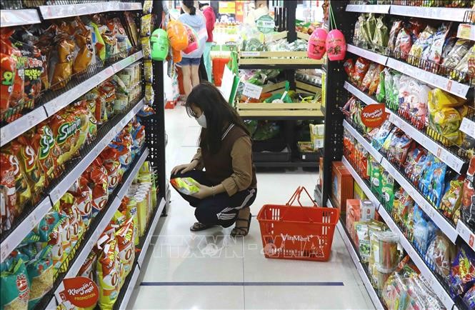 Các kệ hàng ở siêu thị tại Hưng Yên luôn đầy ắp các mặt hàng tiêu dùng thiết yếu. Ảnh: Đinh Tuấn/TTXVN