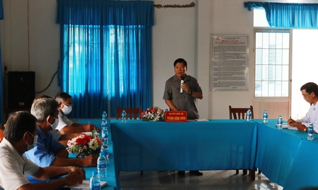 Bí thư Tỉnh ủy-  Trần Văn Rón trao đổi với cử tri tại buổi tiếp xúc.