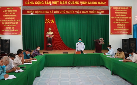 Phó Trưởng đoàn đại biểu Quốc hội đơn vị  tỉnh Vĩnh Long Lưu Thành Công trao đổi với cử tri tại buổi tiếp xúc.
