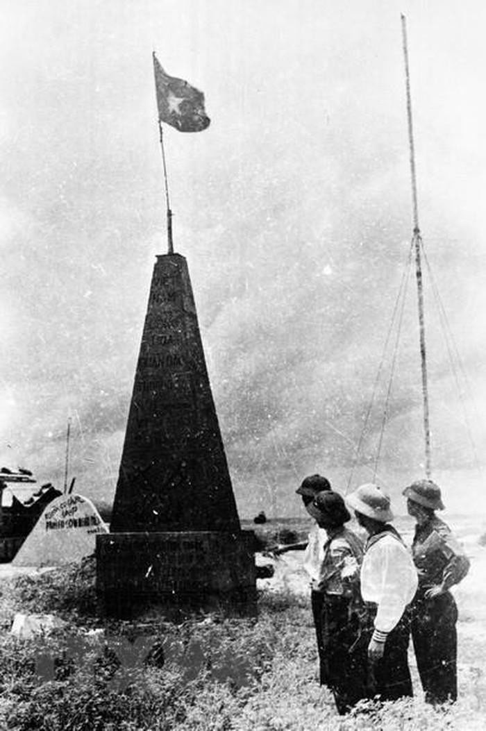 Lúc 9 giờ ngày 29/4/1975, Cờ giải phóng đã tung bay trên đảo Trường Sa. Ảnh tư liệu (TTXVN).