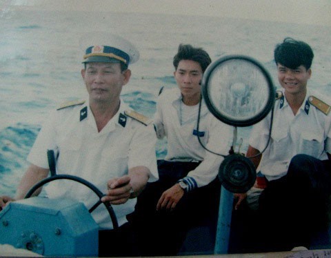 Sau ngày giải phóng, Đại tá Phạm Duy Tam (người cầm vô lăng) nhiều lần cùng những người lính ở Trường Sa điều khiển tàu vào đảo Song Tử Tây. Ảnh tư liệu.