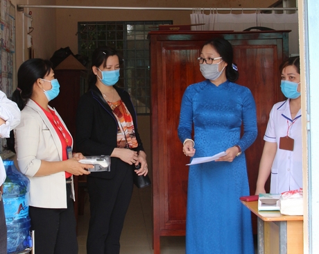 Phó Chủ tịch UBND tỉnh kiểm tra trang thiết bị y tế và sổ theo dõi sức khỏe học sinh  