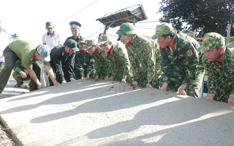 Lực lượng vũ trang tham gia xây dựng nông thôn mới, góp phần cùng địa phương phát triển kinh tế- xã hội. Ảnh: Tư liệu