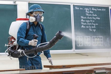 Các trường học ở Hà Nội đã tiến hành phun khử khuẩn để đảm bảo an toàn cho học sinh. (Ảnh minh họa: Minh Sơn/Vietnam+)