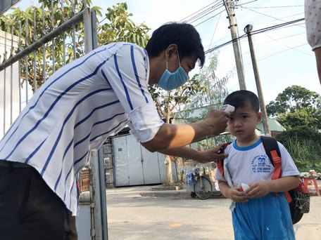 Học sinh Trường mầm non thị trấn Cái Nhum (Mang Thít) đến trường ngày 11/5.