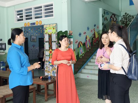 Phó Giám đốc phụ trách Sở GD- ĐT Vĩnh Long Trương Thanh Nhuận kiểm tra công tác phòng chống dịch tại các trường.
