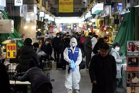 Một nhân viên y tế phun khử trùng nhằm phòng chống COVID-19 tại một khu chợ ở thủ đô Seoul, Hàn Quốc - Ảnh: Reuters