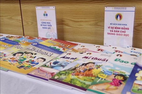 Các bộ sách giáo khoa mẫu của Nhà xuất bản Giáo dục Việt Nam. Ảnh: Bích Huệ/TTXVN