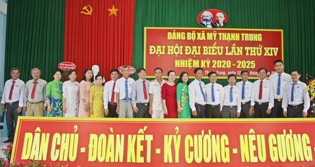 Đoàn đại biểu dự dự đại hội cấp trên ra mắt đại hội