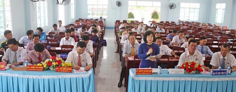 Bà Nguyễn Thị Minh Hạnh- Ủy viên Thường vụ Tỉnh ủy, Trưởng Ban Dân vận Tỉnh ủy đóng góp ý kiến tại buổi họp rút kinh nghiệm.