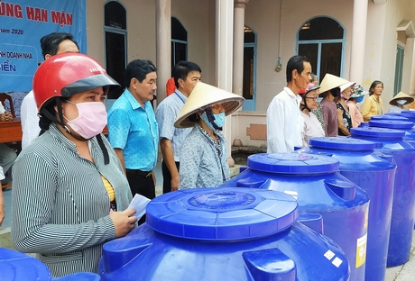 Người dân xã Bình Hòa Phước phấn khởi nhận bồn nước.