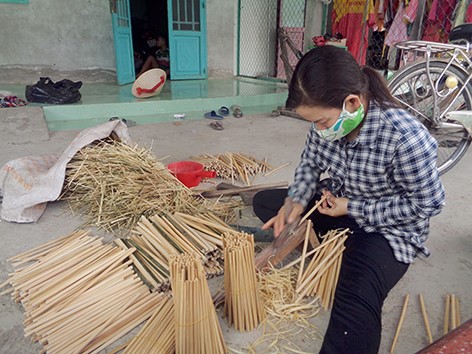 Người dân làm nghề vót đũa ở Tân Long.