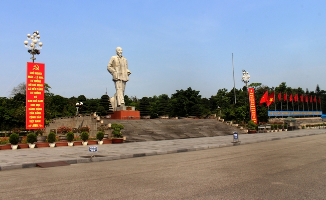 Ở giữa TP Vinh, công trình tượng đài Bác Hồ và Quảng trường Hồ Chí Minh là một trong những biểu tượng văn hóa của nhân dân Nghệ An và là địa chỉ quan trọng của du khách trong và ngoài nước ghé thăm trên con đường di sản miền Trung.