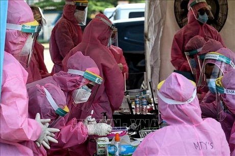 Nhân viên y tế làm việc tại một trạm xét nghiệm COVID-19 lưu động ở Tangerang, Indonesia ngày 8/5. Ảnh: THX/TTXVN