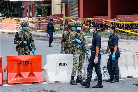 Binh sĩ và cảnh sát phong tỏa một khu vực tại Kuala Lumpur, Malaysia ngày 15/4. Ảnh: THX/TTXVN