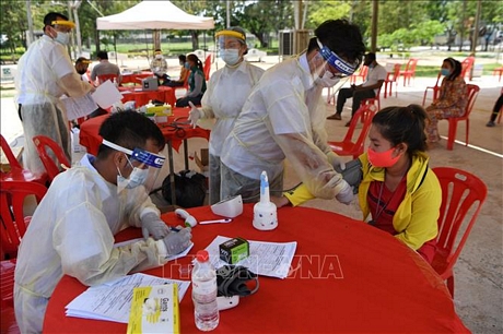 Kiểm tra sức khỏe các lao động nhập cư nhằm ngăn chặn sự lây lan của dịch COVID-19 tại Phnom Penh, Campuchia, ngày 20/4. Ảnh: AFP/TTXVN