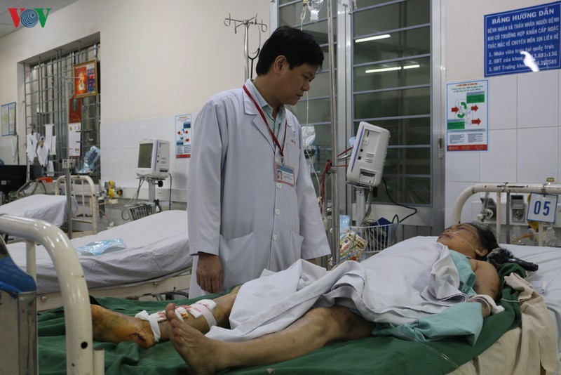 Bác sĩ CKII Nguyễn Tường Quang thăm hỏi sức khỏe nạn nhân sau phẫu thuật.