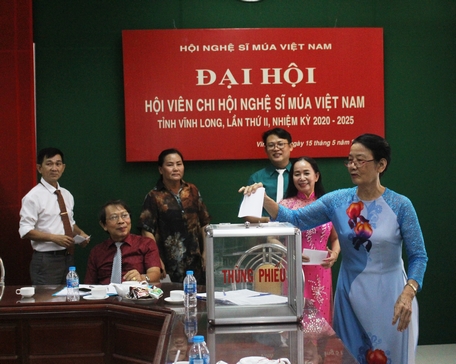 Các hội viên Chi hội Nghệ sĩ Múa Việt Nam tỉnh Vĩnh Long bỏ phiếu bầu BCH nhiệm kỳ mới.