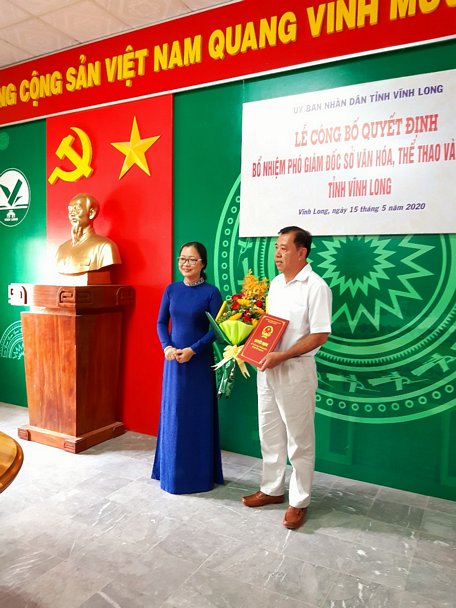 Phó Chủ tịch UBND tỉnh- Nguyễn Thị Quyên Thanh trao quyết định bổ nhiệm cho ông Huỳnh Trung Toàn vào sáng 15/5/2020.