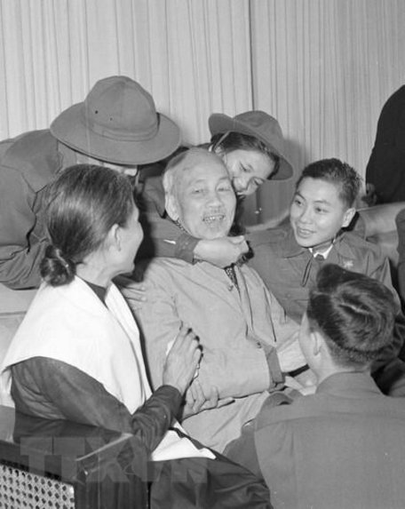 Bác Hồ tiếp và nói chuyện với đoàn đại biểu Mặt trận dân tộc giải phóng miền Nam Việt Nam ra thăm miền Bắc từ ngày 28/2/1969 đến ngày 20/3/1969 như người Cha gặp các con. (Ảnh: Vũ Tín/TTXVN)