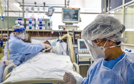 Nhân viên y tế điều trị cho bệnh nhân COVID-19 tại bệnh viện ở Porto Alegre, Brazil, ngày 15/4/2020. (Ảnh: AFP/TTXVN)