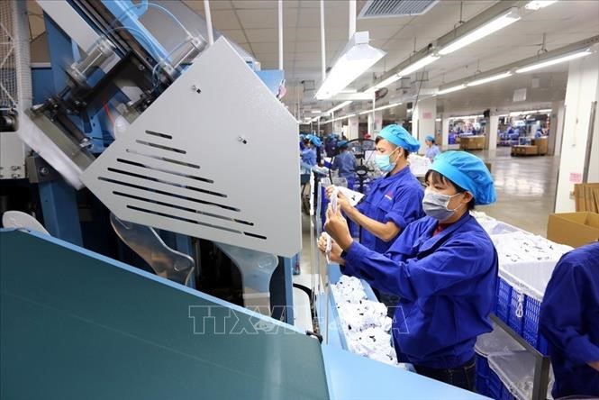 Dây chuyền sản xuất và đóng gói tất xuất khẩu tại Công ty TNHH Jasan Việt Nam, Khu công nghiệp VSIP Hải Phòng. Ảnh: Danh Lam/TTXVN