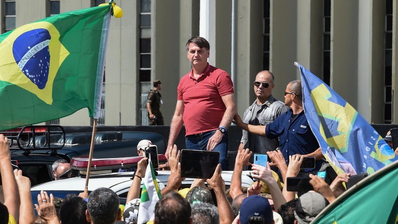 Tổng thống Jair Bolsonaro tham gia cùng những người biểu tình phản đối giãn cách xã hội ngày 19-04. Ảnh: AFP/Getty