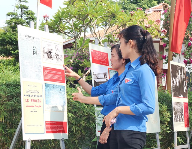 Khu di tích Nguyễn Sinh Sắc phối hợp Bảo tàng Hồ Chí Minh tổ chức trưng bày, triển lãm 3 bộ ảnh về Bác Hồ