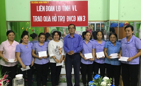 Ông Phan Văn Thành- Phó Chủ tịch LĐLĐ tỉnh cùng với BGH Trường Mầm non 3 tặng quà cho các bảo mẫu, cấp dưỡng bị ảnh hưởng COVID-19