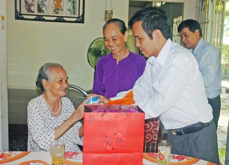Bí thư Đảng ủy, Chủ tịch kiêm Giám đốc Công ty XSKT Vĩnh Long Thiệu Ngọc Tâm thăm hỏi, tặng quà Mẹ Việt Nam anh hùng.