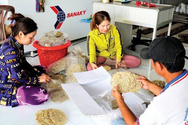 Chị Nguyễn Hằng Nghi, chủ vựa khô khoai thị trấn Cái Đôi Vàm, cho biết, năm nay trúng mùa cá khoai.