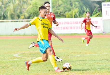 Tiến Anh (13- XSKT Vĩnh Long, áo vàng) pha ghi bàn vào lưới đội Bình Thuận, ấn định tỷ số 2-0.