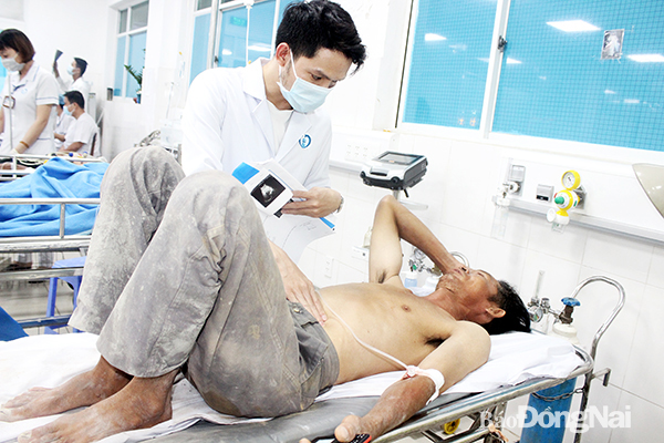 Người lao động bị tai nạn lao động trong vụ sập tường công trình xây dựng tại Khu công nghiệp Giang Điền chiều 14-5 được cấp cứu, điều trị tại Bệnh viện Đa khoa Thống Nhất. Ảnh: Hạnh Dung
