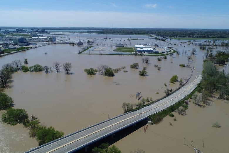 Toàn cảnh khu vực bị nước lũ tràn qua đập Sanford nhấn chìm. (Ảnh: REUTERS)