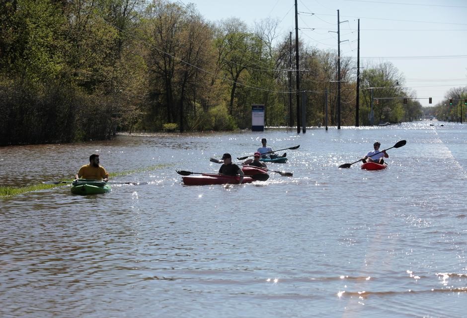 Người dân Midland dùng thuyền kayak để đi lại trên những con phố bị ngập trong nước lũ từ sông Tittabawassee.