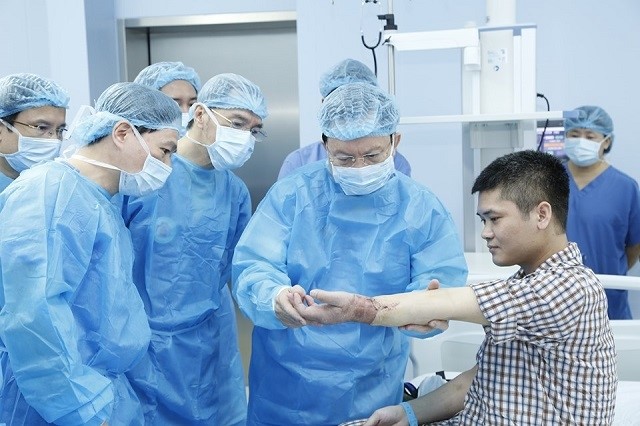 Bệnh nhân được tái sinh đôi bàn tay lành lặn nhờ tay hiến từ người cho sống.