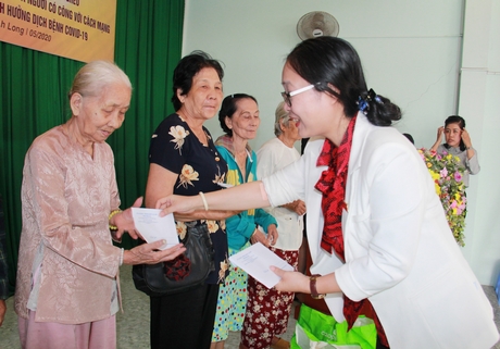 Bà Nguyễn Thị Quyên Thanh- Phó Chủ tịch UBND tỉnh Vĩnh Long đến dự và trao quà cho bà con vào sáng 22/5.