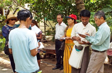 Đoàn Tổ chức nghề nghiệp Đoàn kết và Hợp tác quốc tế Myanmar tham quan mô hình trồng cây giống kết hợp phát triển du lịch của ông Nguyễn Trí Nghiệp. Ông trao đổi trực tiếp bằng tiếng Anh với du khách.