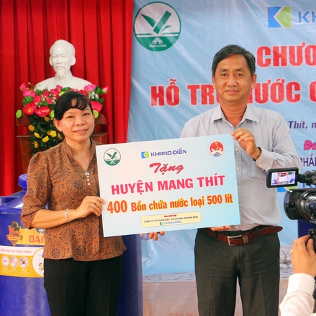Đại diện lãnh đạo Phòng Nông nghiệp- PTNT huyện Mang Thít tiếp nhận 400 bồn chứa nước hỗ trợ cho các hộ chịu ảnh hưởng hạn, mặn.